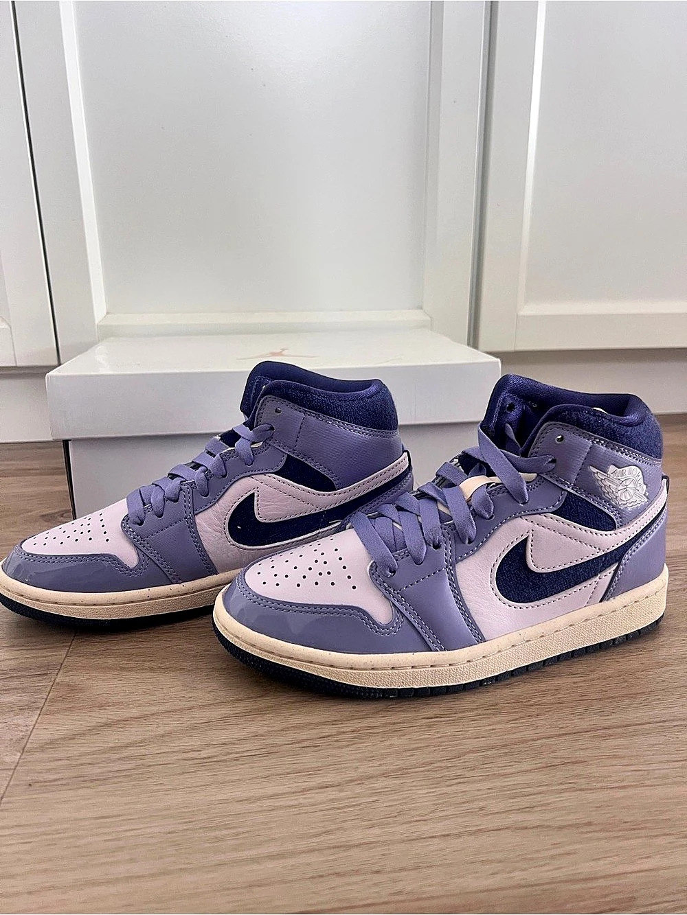 Nike Air Jordan 1 Mid SE Women's Sneakers Purple & White US 5 Brand New